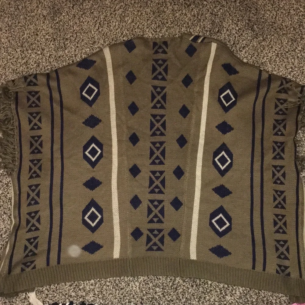 Very J women’s Small Boho Poncho Cover-Up, Southwestern Vibe, Tribal pattern - Picture 14 of 16